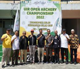Kadispora Riau Bobby Rachmat, Wakil Rektor III UIR Dr Admiral SH MH bersama pengurus UIR Archery Club dan panitia UIR Open Archery Cup 2022.(foto: istimewa)